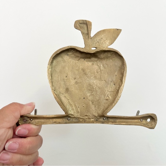 Beautiful Vintage Brass Apple Key Ring Holder Wall Hanging 4 Hooks - Picture 5 of 8